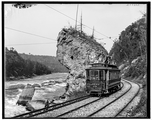Giant rock, Great Gorge Route (Niagara Gorge Railroad), Niagara Falls between 1905 and 1920.